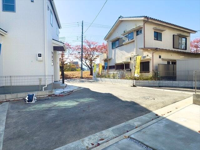 【南側 前面道路】幅員約4mの前面道路です。普通車が1台通れる幅となります。大型車の通行が少ないので、振動や騒音が抑えられます。