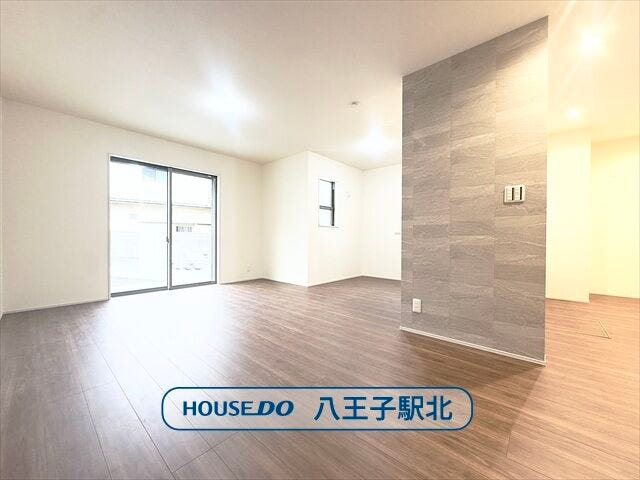 【リビング】
リビング:家族でくつろぐスペースは気持ちの良い空間で過ごしたいですよね。南向きの窓から陽射しが入り、採光・通風ともに良好です。