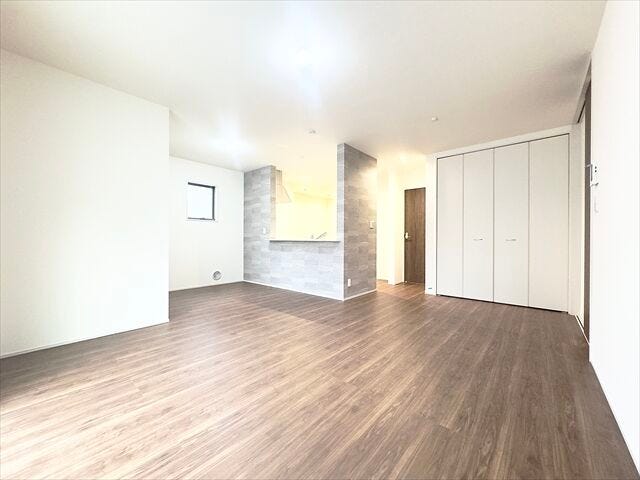 リビング:リビングにいるお子様と家事をしているお母さんがコミュニケーションを取りやすい対面キッチンになっています。