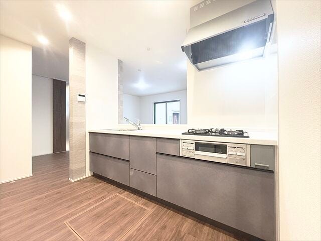 キッチン:料理もお手入れもしやすいシステムキッチンです。スライド式の引き出しは収納力はもちろん、取り出しやすいのが魅力ですね。