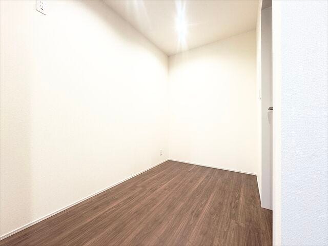 パントリー:キッチンからすぐ届く位置にパントリーが設けてあります。食器や食用品のストックなどを入れておけるので重宝します♪