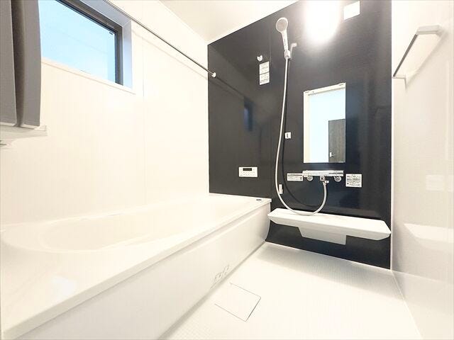 浴室:広めの浴槽なので、お子様とのバスタイムを楽しむことができそうです。一人でのバスタイムでもゆったり過ごすことができ、1日の疲れもしっかり癒すことができそうです。