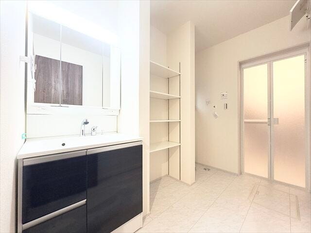 洗面所:洗面台には収納もしっかりついていますので、洗剤やシャンプーなどのストックもできます。大きな鏡で朝の身支度も楽々♪