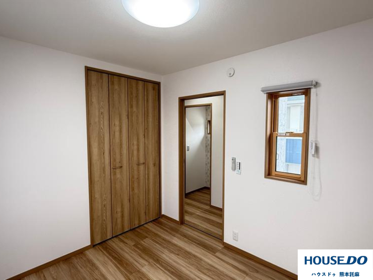 木目調のドアと床が心地よい洋室。大容量のクローゼットで居室を広く使えます。採光窓があり、明るく清潔感あふれるプライベート空間です。