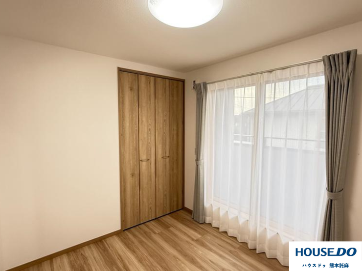 陽光が差し込む明るい洋室。大きな窓とクローゼットを完備。ゆとりある空間で、快適なプライベートタイムをお過ごしいただけます。