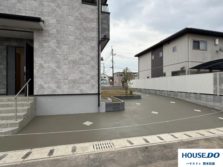 ゆとりの駐車スペースを確保。玄関ポーチへのアクセスもスムーズで、荷物の多い日も安心。外構デザインも洗練された一戸建てです。