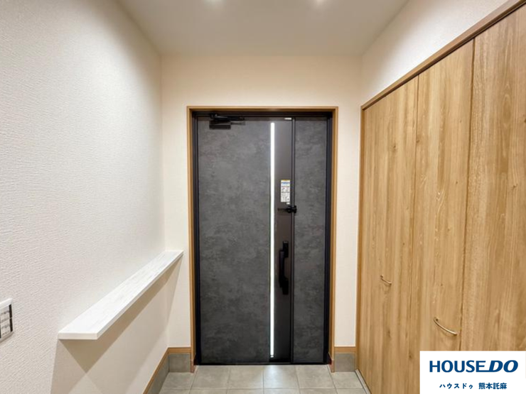 シックな扉が印象的な玄関 シューズクロークもございます。