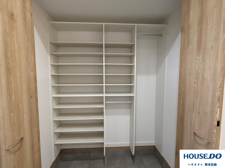 玄関横にシューズインクローク付き、雨具や三輪車を置いても余裕の広さ!