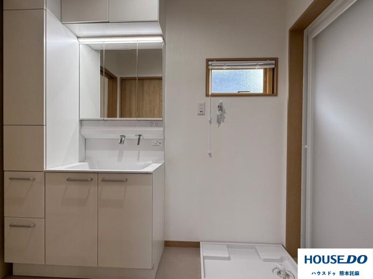 使いやすい鏡付き洗面化粧台。豊富な収納と、窓による換気の良さが魅力です。朝の身支度もスムーズに、清潔な空間を保てます。