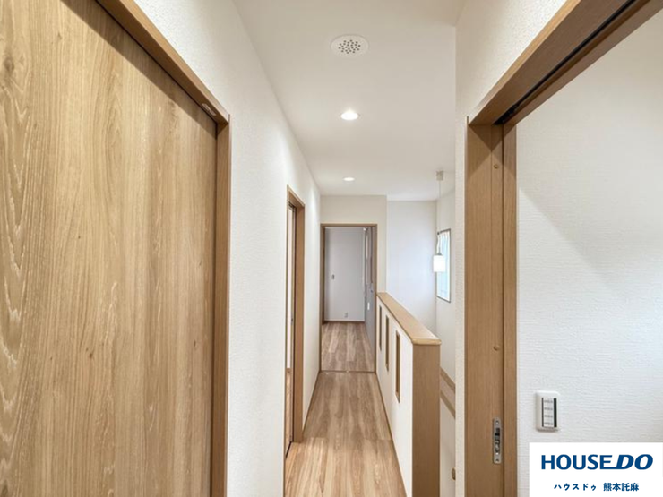 木目と白を基調とした、明るい2階ホール。各部屋への動線がスムーズ。清潔感あふれるデザインが、住まいの印象を格上げします。