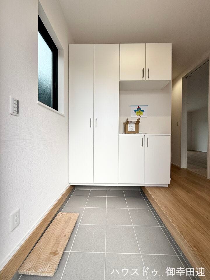 ■□■「しまう」が叶える、美しい玄関■□■大容量のシューズボックスがあることでいつも整理された、気持ちの良い「家の顔」を保てます。