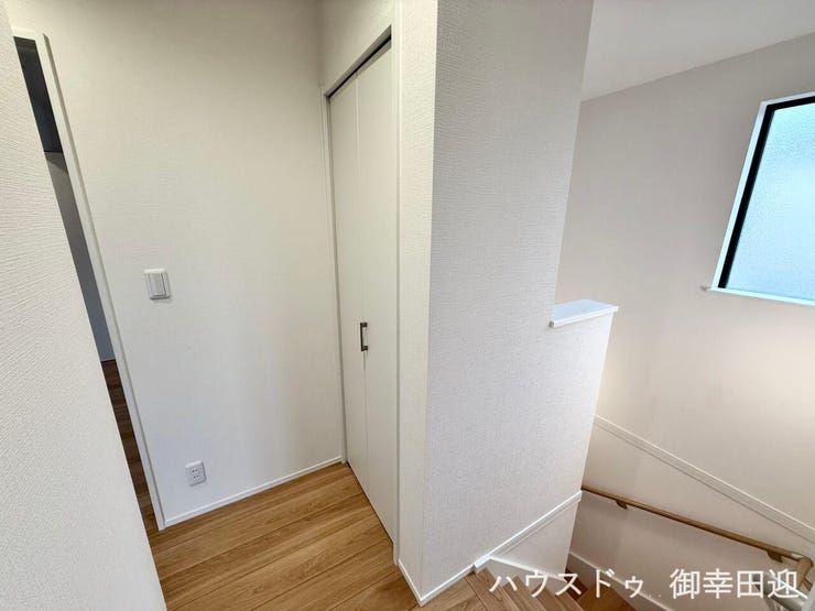 ■□■暮らしを繋ぐ、明るい動線■□■採光窓から光が差し込み、足元を優しく照らす。安全で快適な、家族の生活を支える縦の繋がりです。