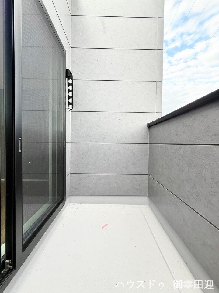 ■□■空の下の開放的な特等席■□■日光浴や読書、外の空気を感じながらリフレッシュ。暮らしを豊かにする、もう一つの心地よい空間です。