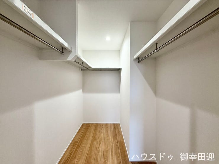 ■□■2階7帖洋室WIC■□■衣類から小物まで一ヶ所に集約。整理整頓がしやすく、毎日のコーディネートが楽しくなるゆとりの収納です。