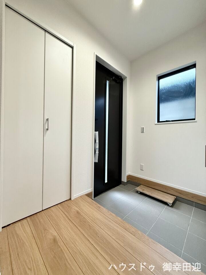 ■□■「ただいま」の安堵をくれる場所■□■訪れる人を迎え入れ、帰るたびにホッと一息つける、明るく機能的なエントランス。