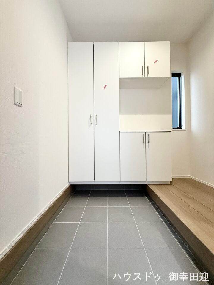 ■□■「しまう」が叶える、美しい玄関■□■大容量のシューズボックスがあることでいつも整理された、気持ちの良い「家の顔」を保てます。