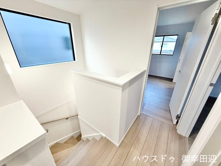 ■□■暮らしを繋ぐ、明るい動線■□■採光窓から光が差し込み、足元を優しく照らす。安全で快適な、家族の生活を支える縦の繋がりです。