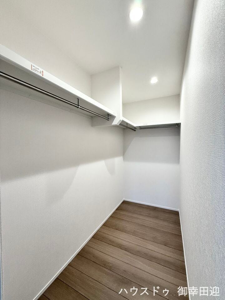 ■□■2階7帖洋室WIC■□■衣類から小物まで一ヶ所に集約。整理整頓がしやすく、毎日のコーディネートが楽しくなるゆとりの収納です。