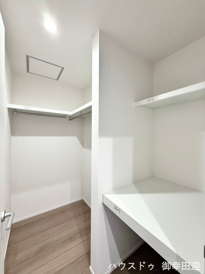 ■□■2階ファミリークローゼット■□■季節物のお洋服や小物など家族全員の衣類を収納できます。一か所に集約することで各自のお部屋は広々使うことができますね。