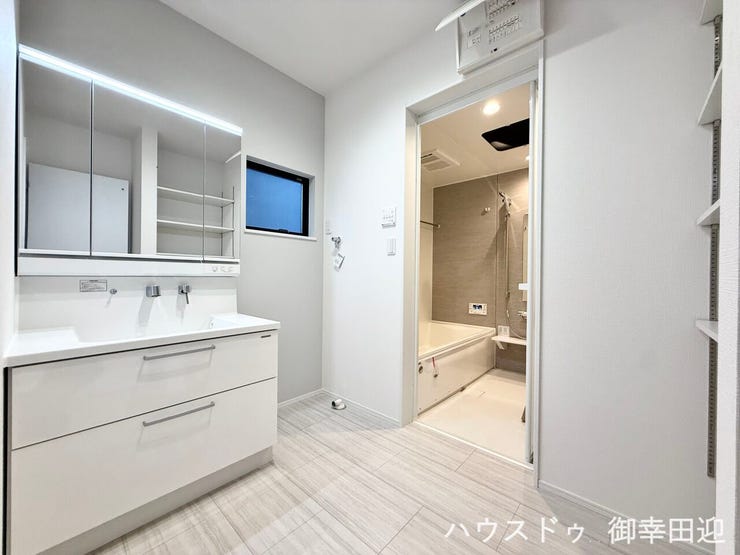 ■□■清々しいリフレッシュ空間■□■自分を磨き、気持ちを切り替える。心地よい光が差し込むプライベートスペース。