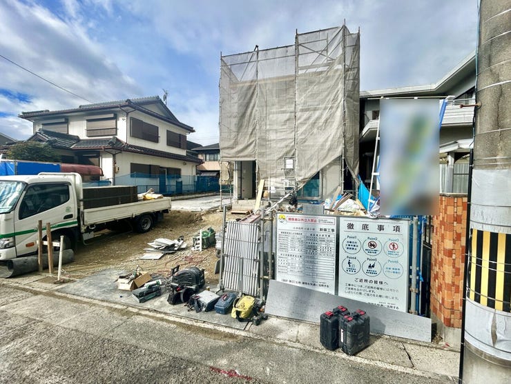 ◇外観写真◇
過ごす時間と共に刻々と表情を変えていく住まい、季節によってさまざまな表情を見せてくれるわが家は、時を重ね思いを紡ぐ場所です。ご家族の一家団欒を心ゆくまでお楽しみください。