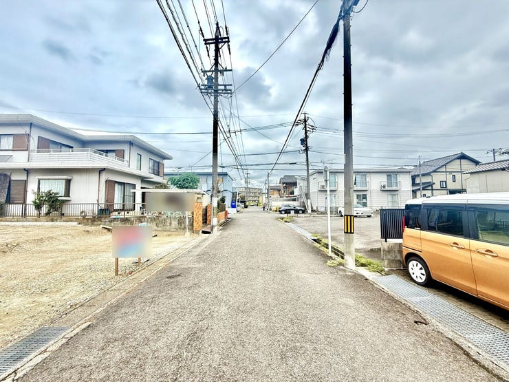 ◇前面道路◇
道路幅はゆとりある約6.0m。車2台が安心してすれ違うことのできる幅です。事故率や歩行者の安全性、騒音などを考えると程よい幅なのではないでしょうか。