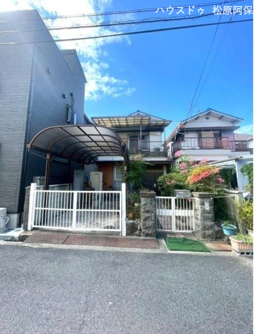 【外観】
木造2階建て。
玄関から門扉まで広い敷地のある物件です!
