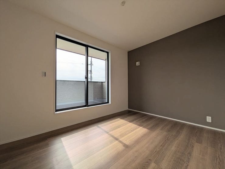 グレーのクロスがアクセントになった、スタイリッシュな印象のお部屋。ウォークインクローゼット付きで収納に困りません