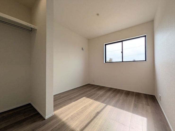 腰窓のみなので棚などの家具が配置しやすく、書斎や勉強部屋として使いやすそうです