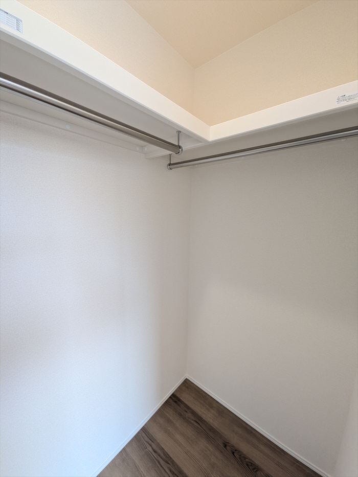 二面のハンガーポールに加え、上部に棚を設け、バッグ類を片付けられます。容量があり、スーツケースなど大きいものも片付けられるでしょう