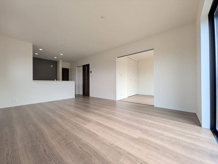 日当たりのよい温かい雰囲気の広々LDKスペースです♪
ご家族との団欒をこちらでゆったりとお過ごしください♪
洋室が隣接しており、戸を開けると広々とした空間になります。