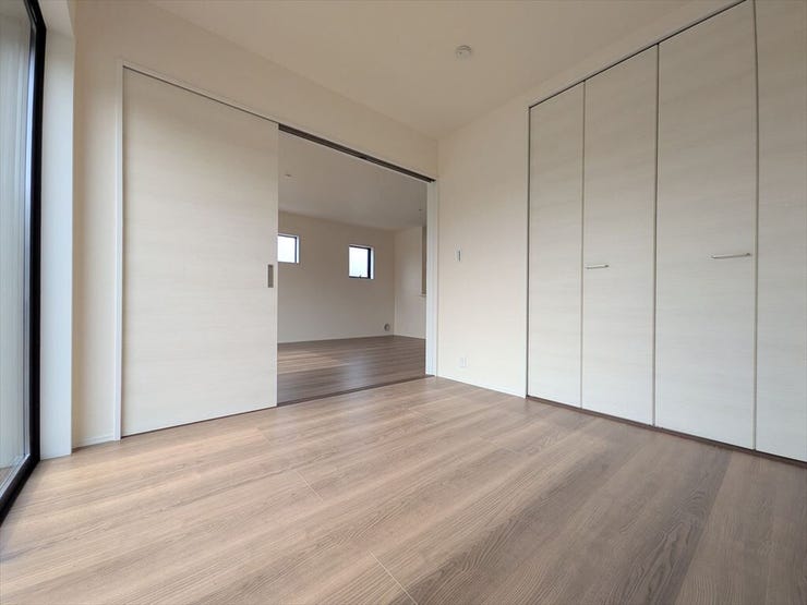 1階洋室
リビング横に位置し、南向きの洋室空間。