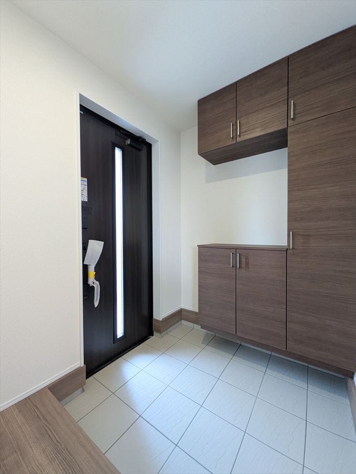 インテリア性の高いトールタイプの下足箱。棚は可動式だから、ブーツや長靴も立たせたまま収納することができます