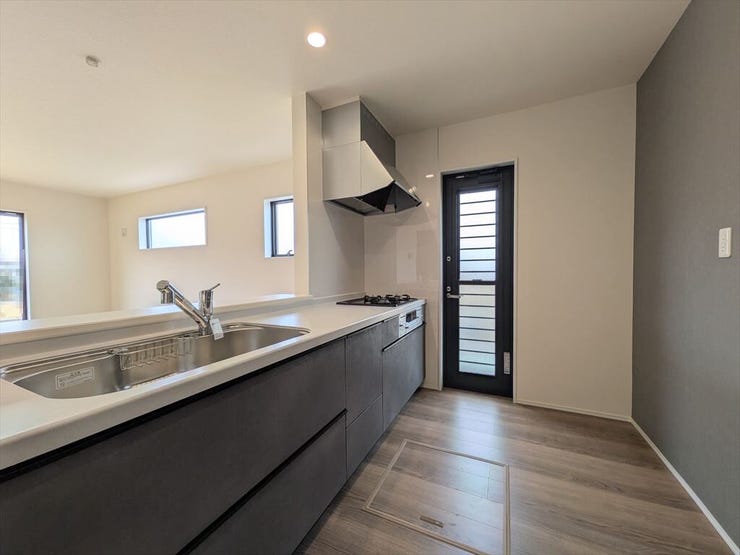 料理をしながら会話が楽しめる対面キッチン!リビングで遊ぶお子様の様子も見えるので安心です♪