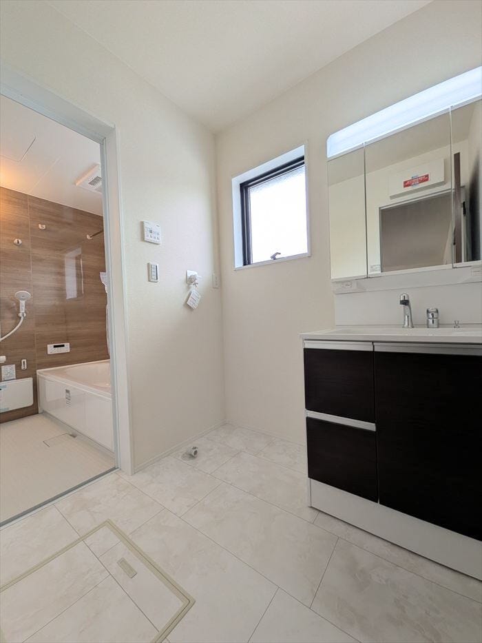 収納箇所が豊富な洗面台。朝の忙しい時間の身支度も大きな鏡でゆったりと支度ができます