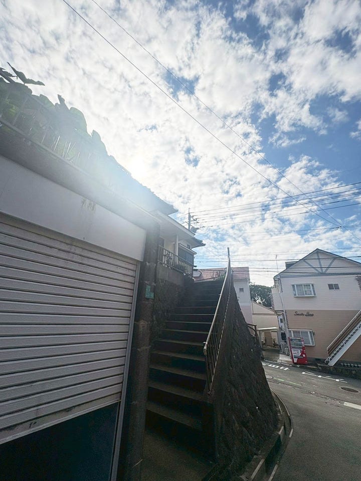 10年前にリビング床・クロス・外壁塗装を実施済みで、清潔感と安心感のある外観と内装です♪