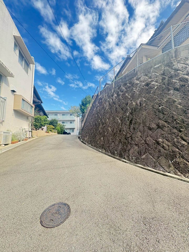 10年前にリビング床・クロス・外壁塗装を実施済みで、清潔感と安心感のある外観と内装です♪