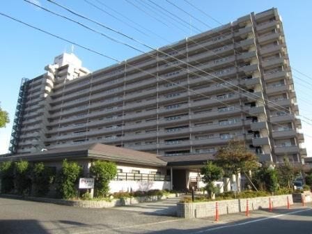 【外観】
岡崎市中島町の中古マンションです!
徒歩10分圏内にはドラッグストア多数!
小学校も徒歩約2分と近く、ファミリーにもおすすめ!