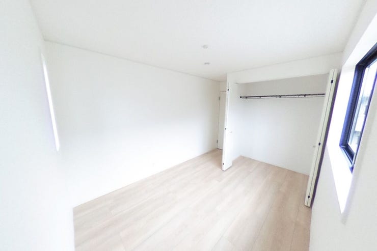 ●南側5.7帖洋室●白を基調とした明るい洋室です。好みの別れない配色なので、カーテンや家具の色味でお好みの空間にカスタマイズできます♪お子様部屋としてもお使い頂けます♪(甲斐市西八幡 新築建売住宅)