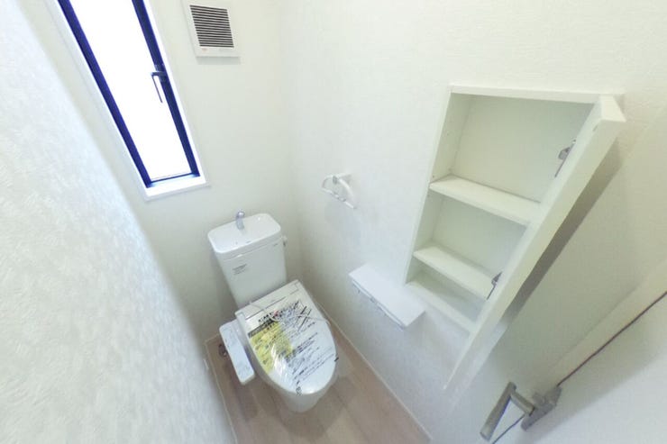 ●2階お手洗い●お手洗いは1階、2階共に手洗いタンク、タオル掛け、収納、ウォシュレット機能搭載です。(甲斐市西八幡 新築建売住宅)