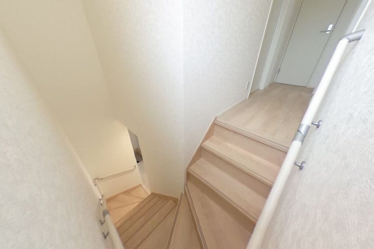 ●2階廊下●階段には手摺りが設置されておりますので昇降の際にも安心ですね♪(甲斐市西八幡 新築建売住宅)
