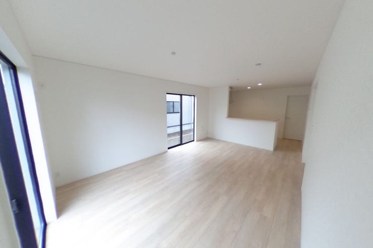 白を基調とした明るい17帖のLDKはダイニングスペース、リビングスペースと分けて使用してもゆとりのある広さです♪(甲斐市西八幡 新築建売住宅)