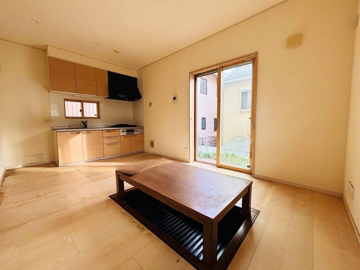 光の差し込む明るいLDKです!表装リフォーム実施予定のため詳しくはお問い合わせ又は現地にてご確認ください♪