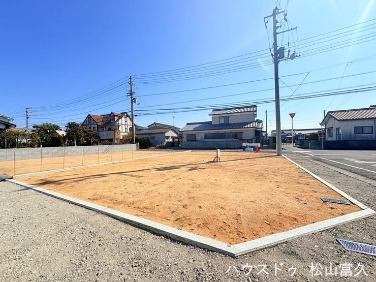 【外観】
松山市道に面した開放的な景観が広がり、視界を遮るものが少ないため、明るく開放的な住まいを構築できる環境です。