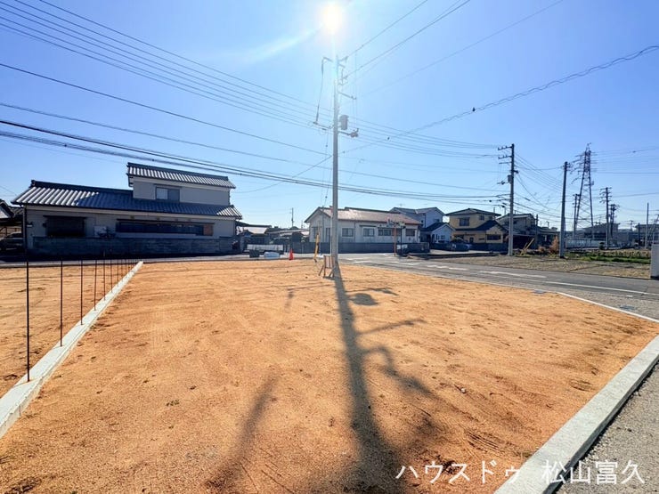 令和7年9月に造成が完了した平坦な更地です。建築条件がないため、お好みの住宅会社で自由な間取りを追求できます。