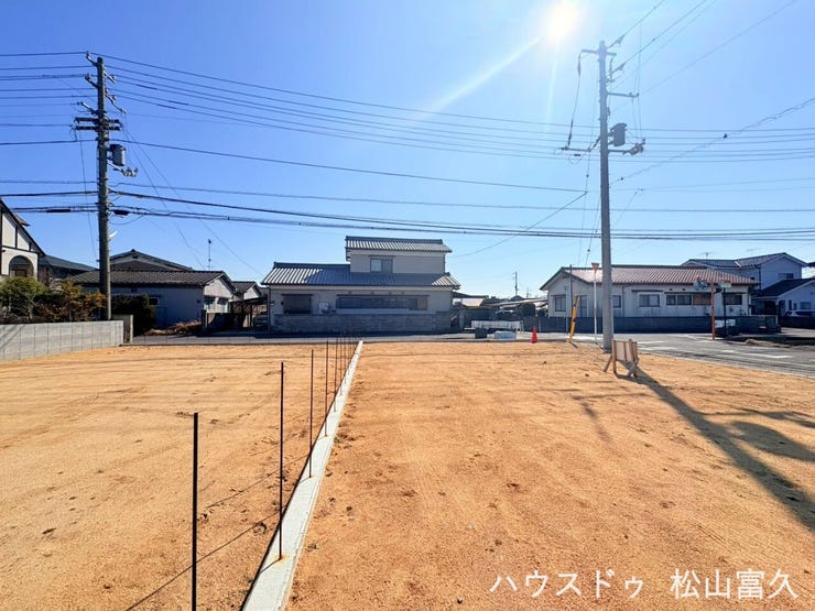 南側水路により隣地との距離が保たれ、プライバシーを守りながら日差しを取り込める土地です。