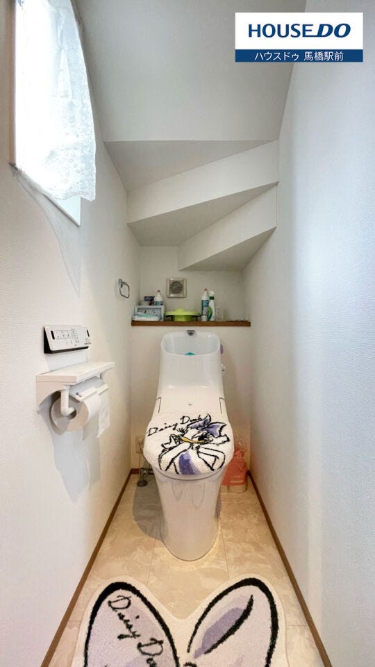 窓側にはちょっとした小物も置いて華やかに。お気に入りの絵をトイレに飾ればそれだけで気分が上がりそうですね