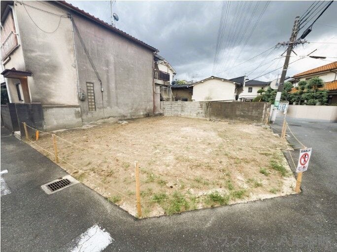 【外観】
北西角地×建築条件なし・更地渡し!お好きなハウスメーカーで理想の住まいを建築可能。小学校徒歩4分で安心。