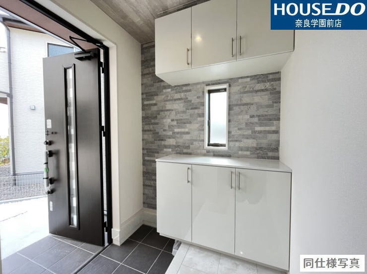 家族みんなの靴をたっぷり収納できるシューズボックス付き。中央のカウンター部分に雑貨やグリーンを飾ることも可能。