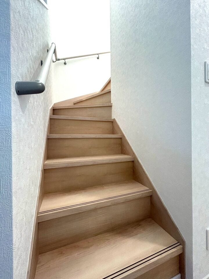 明るい木目の踏み板と、清潔感のある白い壁の組み合わせが、温かみのある空間を演出しています!